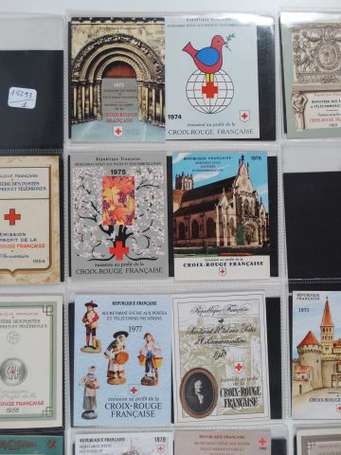 Ensemble de carnets Croix Rouge de 1953 à 1983, 