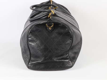 CHANEL - Sac de voyage en cuir noir matelassé, 