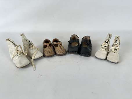 Lot de chaussures d'enfant