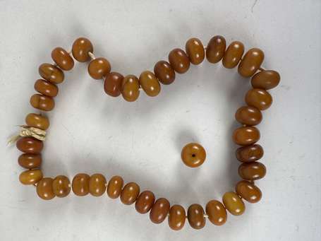 Collier de perles d'ambre. L. environ 68 cm. Poids