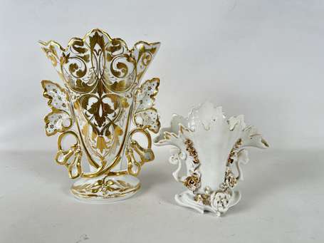 Deux vases d'autel en porcelaine.