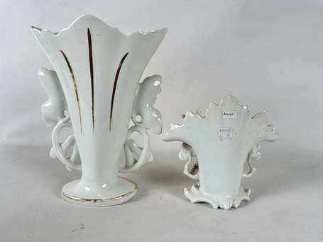 Deux vases d'autel en porcelaine.