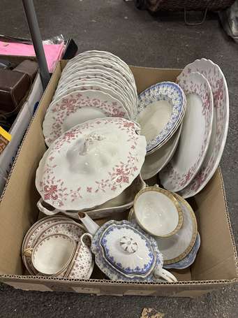 Lot de vaisselle en porcelaine à décor de fleurs 