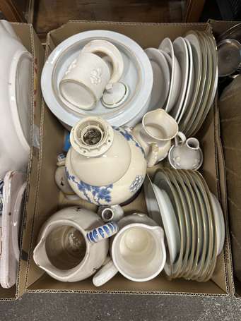 Lot de vaisselle en faïence et porcelaine à décor 