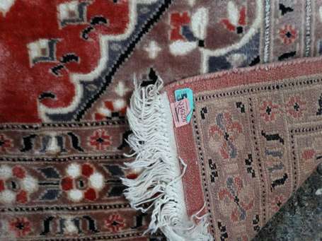 Tapis Pakistan, le champ rose fleurons et bordure 