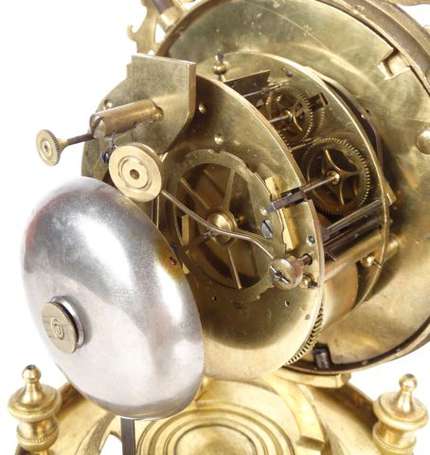 Pendule en bronze doré, le cadran annulaire sommé 