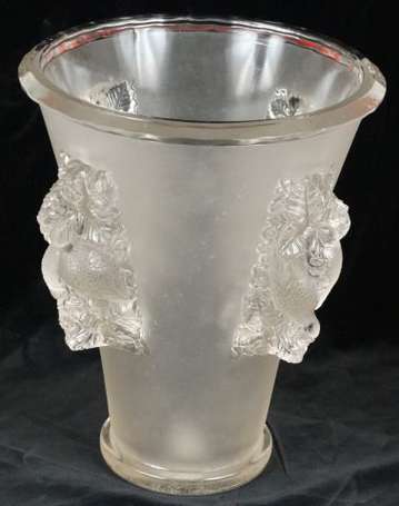 Lalique Vase tronconique en verre moulé pressé 