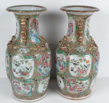 Paire de Vases balustre en porcelaine polychrome, 