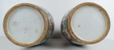 Paire de Vases balustre en porcelaine polychrome, 