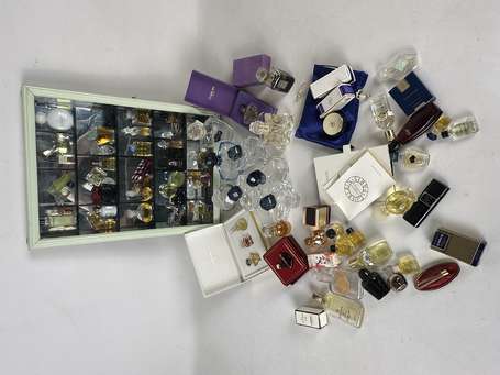 Lot de flacons et miniatures de parfums Chanel, 