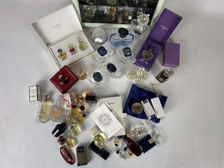 Lot de flacons et miniatures de parfums Chanel, 