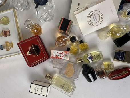 Lot de flacons et miniatures de parfums Chanel, 