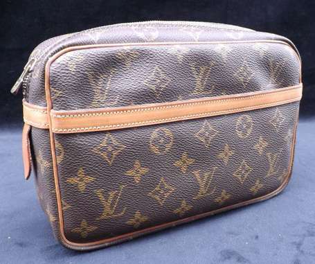 Louis Vuitton. Trousse de voyage en toile enduite 