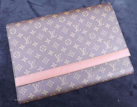 Louis Vuitton. Serviette souple en toile enduite 