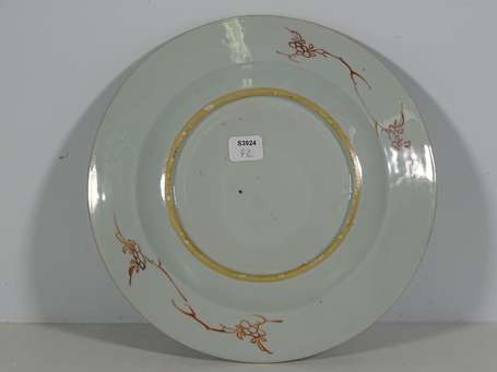 CHINE - Assiette en porcelaine à décor polychrome 