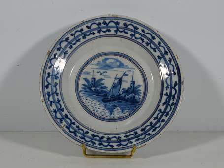 DELFT - Assiette en faience à décor en camaïeu 