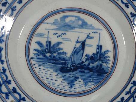 DELFT - Assiette en faience à décor en camaïeu 