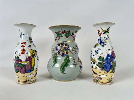 Paire de vases balustres en porcelaine à décor au 