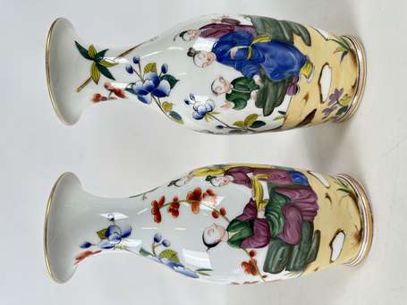 Paire de vases balustres en porcelaine à décor au 