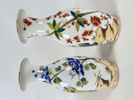 Paire de vases balustres en porcelaine à décor au 