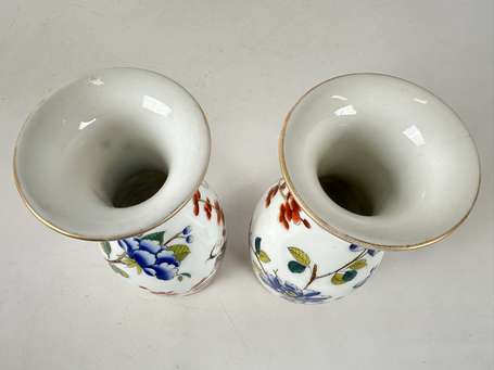 Paire de vases balustres en porcelaine à décor au 