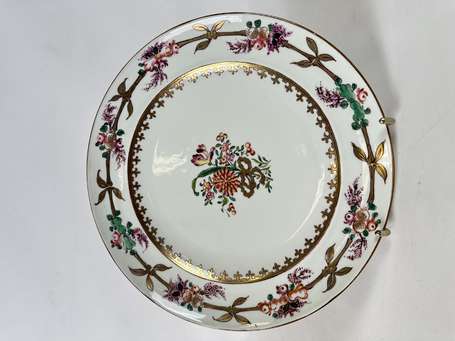 ROUARD - Trois assiettes en porcelaine surdécorées