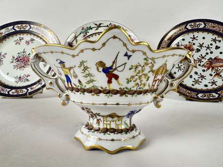 ROUARD - Trois assiettes en porcelaine surdécorées