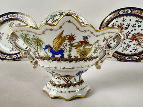 ROUARD - Trois assiettes en porcelaine surdécorées