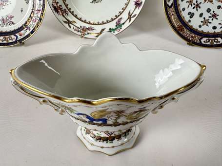 ROUARD - Trois assiettes en porcelaine surdécorées