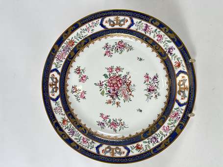 ROUARD - Trois assiettes en porcelaine surdécorées