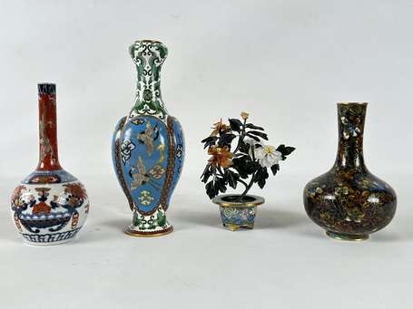 Lot de deux vases en émail cloisonné (accidents à 