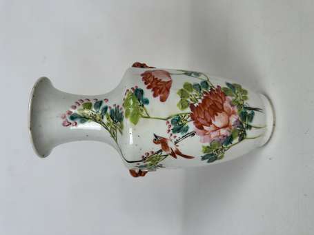 CHINE - Petit vase balustre en porcelaine à décor 