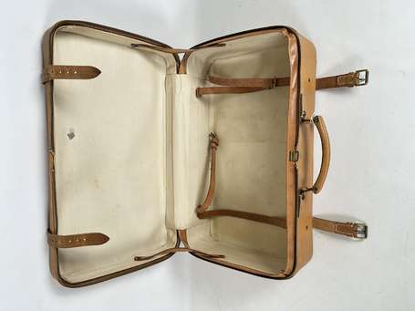 Valise en cuir camel. Travail anglais (usures)