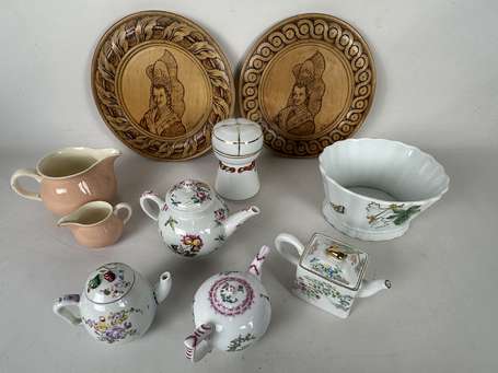 Lot de 4 petites verseuses en porcelaine, 1 coupe,