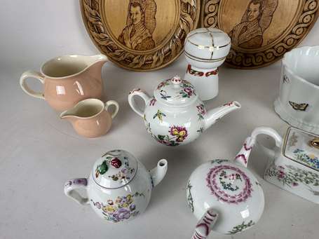 Lot de 4 petites verseuses en porcelaine, 1 coupe,