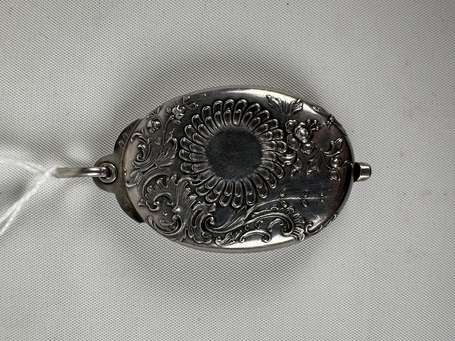 Pendentif ovale en argent repoussé d'un large 