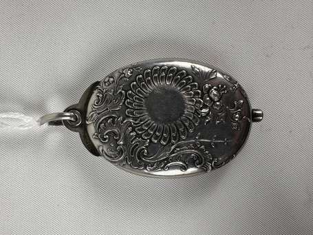 Pendentif ovale en argent repoussé d'un large 