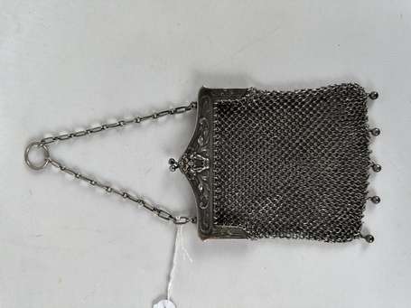 Minaudière en maille d'argent, le fermoir repoussé