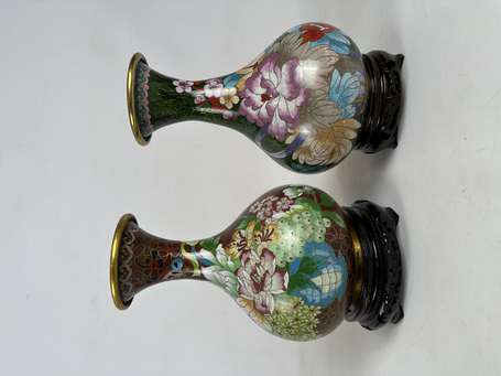 CHINE - Deux vases bouteille en émail cloisonné à 