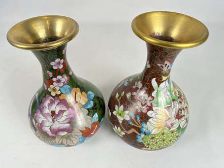 CHINE - Deux vases bouteille en émail cloisonné à 