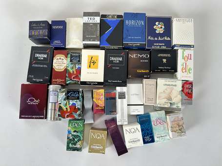 Lot d'une trentaine de miniatures de parfum dont 