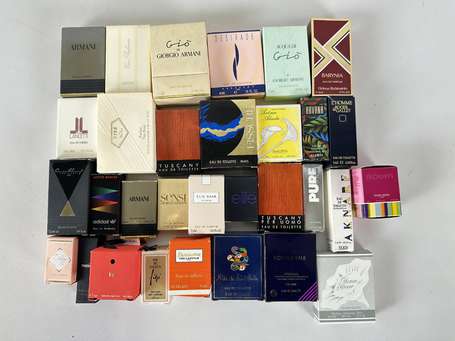 Lot d'une trentaine de miniatures de parfum dont 