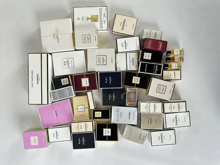 CHANEL - Lot d'environ 35 miniatures dont 