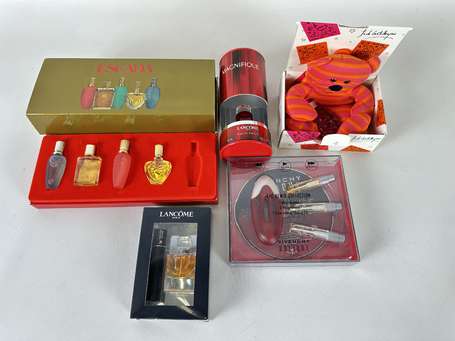 Lot de cinq coffrets de miniatures LANCOME, 