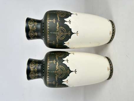 Villeroy et Boch - Paire de vases en faïence fine,