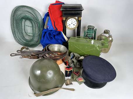 Lot d'objets militaria comprenant : un casque, une