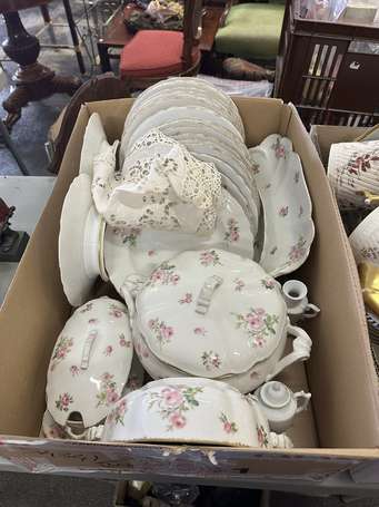 Lot de vaisselle en porcelaine à décor de roses. 