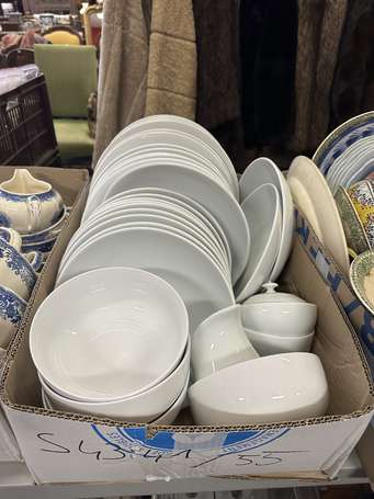 Lot de vaisselle en porcelaine blanche.